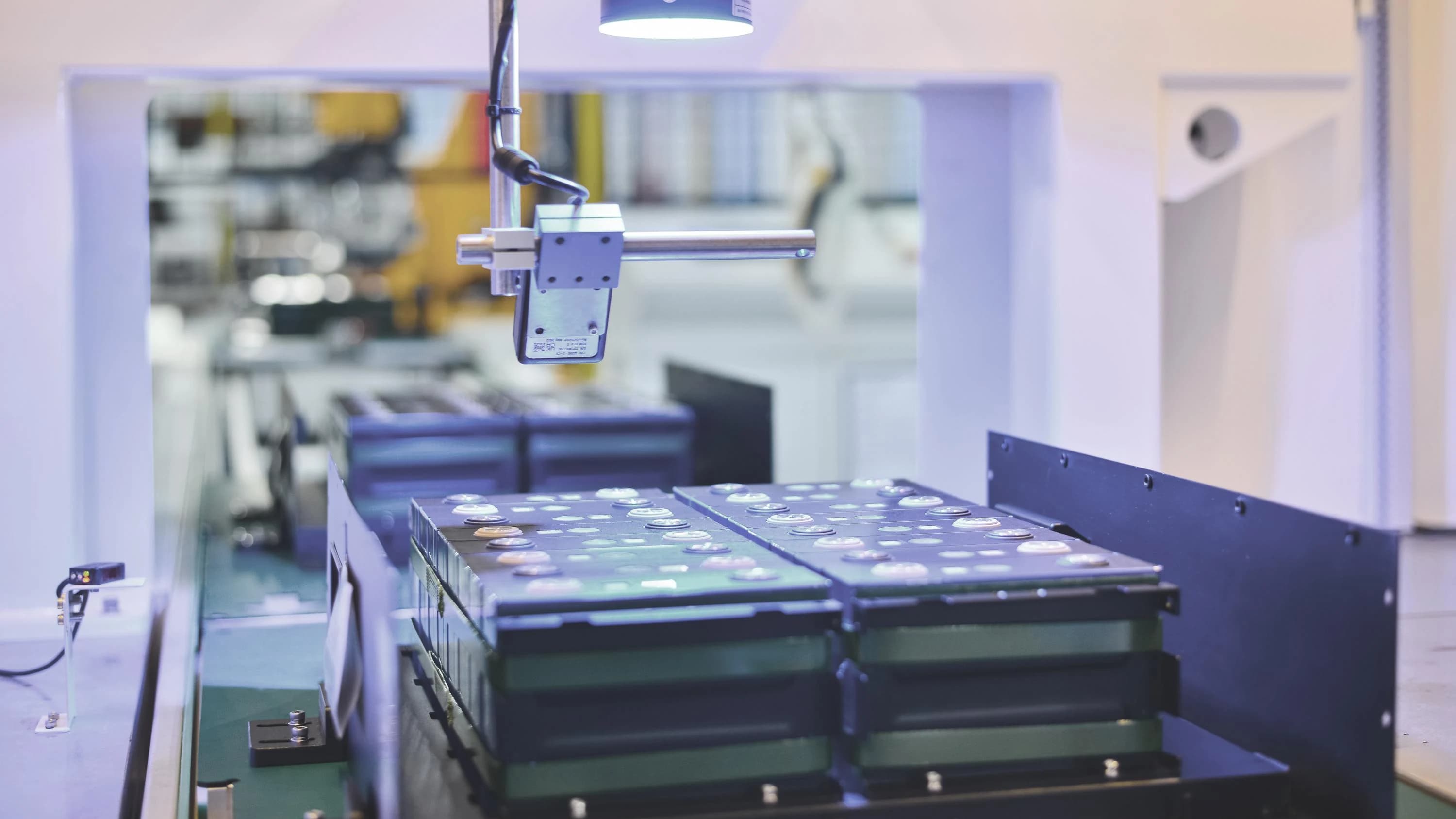 Produção automatizada de baterias na fábrica da MUST Energy